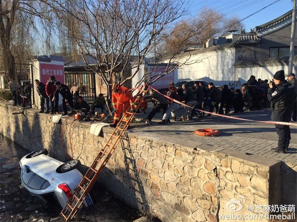 北京颐和园附近一轿车坠河 司机已无生命迹象