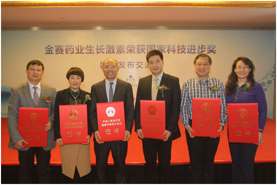 图为获奖的中国科学家金磊与儿科专家合影