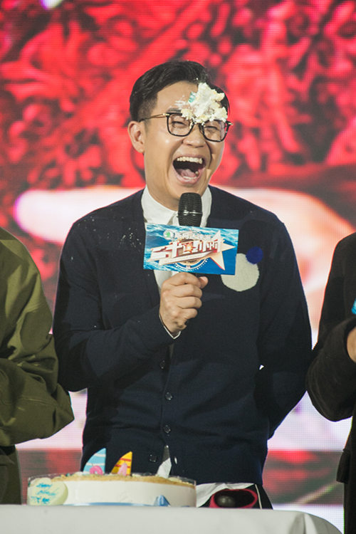 大鹏发布会现场过生日 解释强吻吴亦凡靠借位