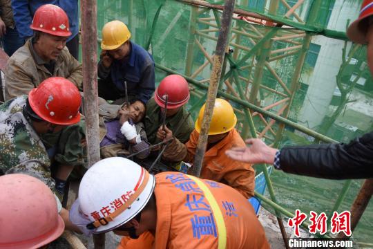 重庆一工人施工时坠落遭钢筋横穿大腿(图)