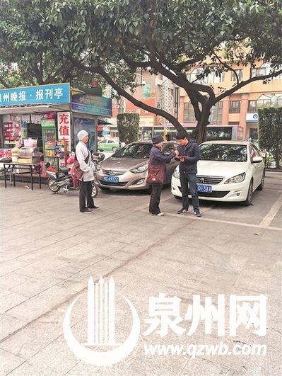 “尼姑”闹市行骗如果路人签完名，收下护身符，“尼姑”便开始索取钱财。