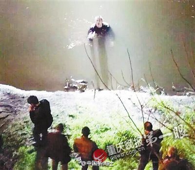 52岁男子抱走4岁女童欲猥亵 群众围堵促其跳河