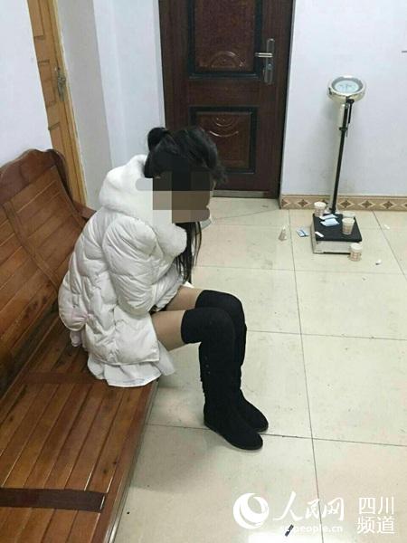 大一女生带男友回家过年遭拒 疑致精神失常咬民警
