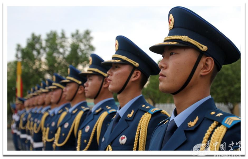 中国空军警卫兵残酷训练:一招碎两块砖(组图)