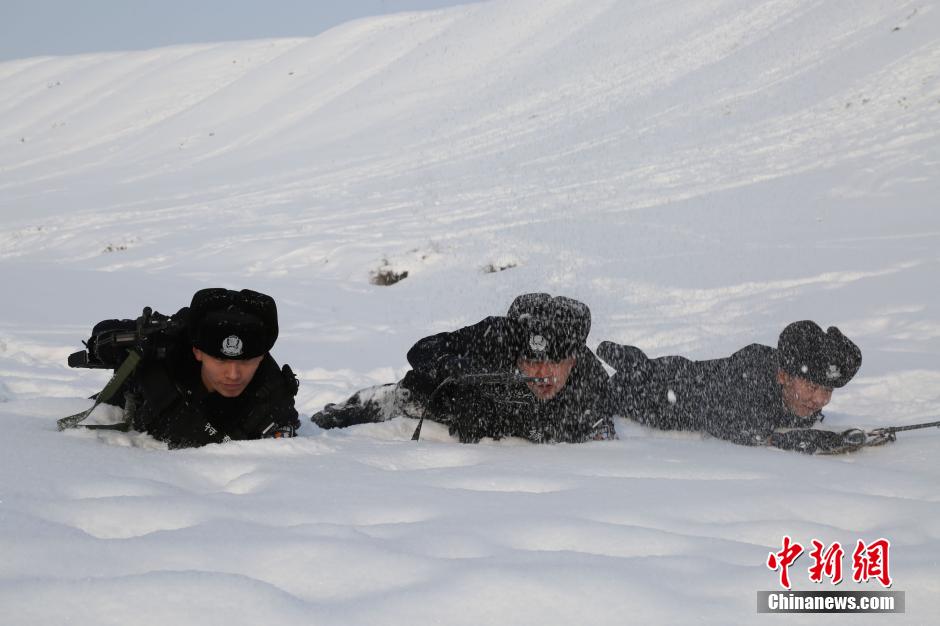 1月13日,新疆沙湾县公安局组织民警在野外雪地举行了"山地大练兵"活动