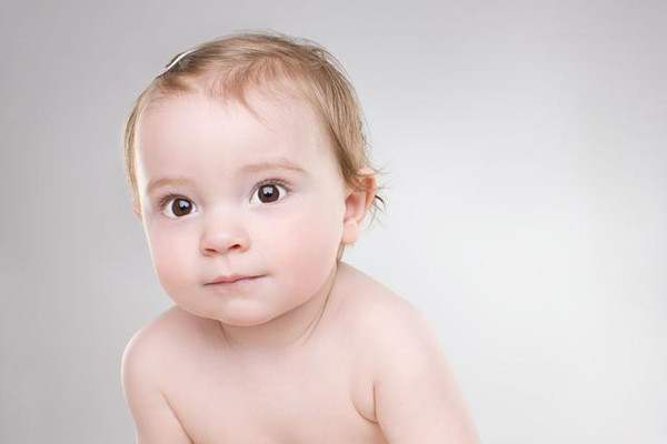 如何改善宝宝头发稀少的问题?