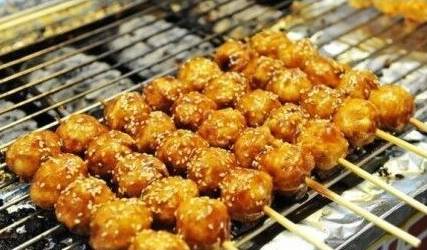思密达炸鸡,鱿鱼, 榴莲酥冰淇淋虾球,蜂蜜烤翅,士林肉包贡丸汤