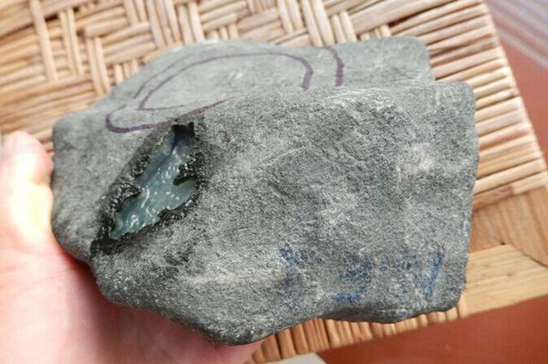 大家都给点意见,这块摩西沙黑皮老坑场口的翡翠原石,到底怎么样啊?
