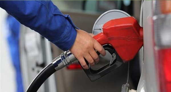 发改委: 下调油价上调消费税,成品油价格新机制