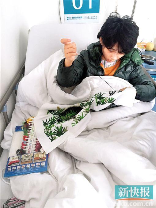 秋芳在病床上刺绣,希望靠双手为自己挣一点治疗费。