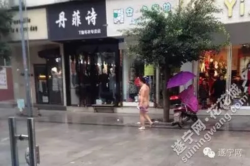 男子街头裸奔引发群众报警 自称为祛霉转运(图)