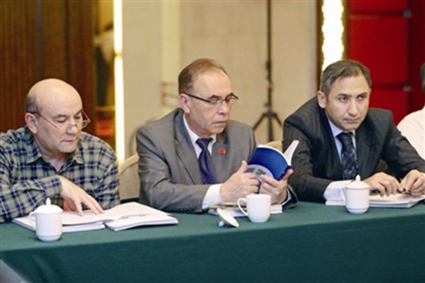 海外新疆籍少数民族侨胞首次列席新疆政协会议