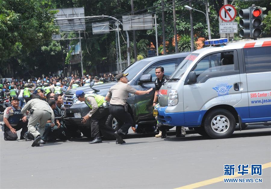 印尼首都发生多起爆炸 警方同武装分子交火(组图)1月14日,在印度尼   