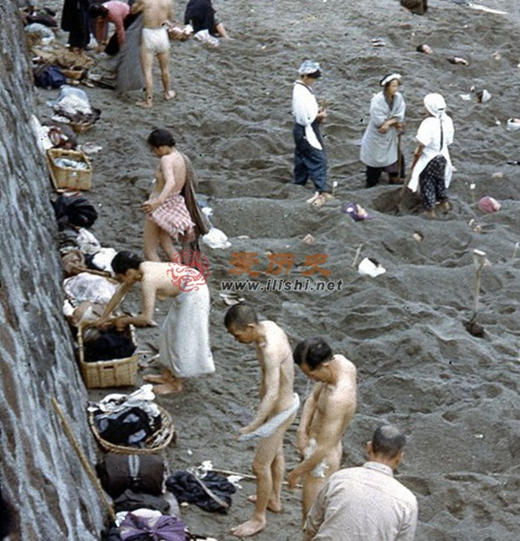 50年代日本海边沙浴盛况 男女露天脱换衣服