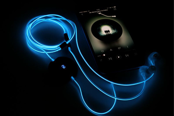 评测:自带光环特效 简听play发光耳机