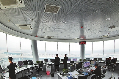 伴随着郑州机场进入"双跑道时代",一座崭新的塔台已于本月7日启用,在