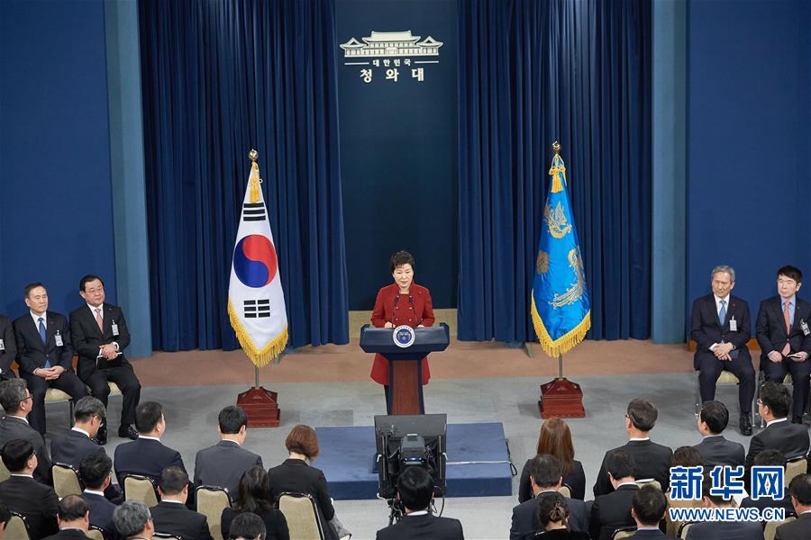 韩国舆论近日不断给朴槿惠施压,要求政府促中国管束朝鲜。朴槿惠13日呼吁中国严厉制裁朝鲜,引来更多对中韩关系的议论。面对朝鲜“氢弹”试验,韩国社会有些惊慌可以理解,但他们冲中国发泄自己的焦虑则没有道理。韩国社会需要整理自己的思路和情绪。