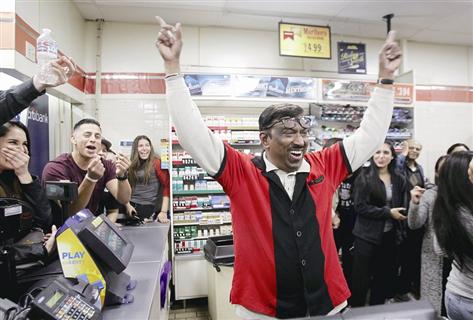 13日，在美国加州的一家“7-11”便利店，店员与顾客在头奖彩票被确认出售于此后庆祝