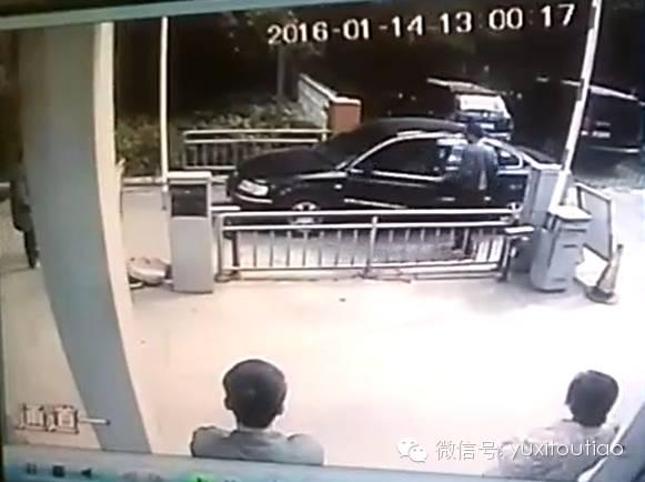 云南民警驾公车因无门禁与小区保安冲突 纪委调查