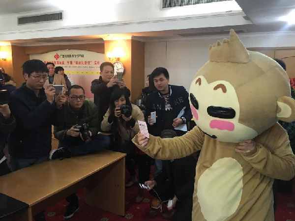 这位幸运彩民中得1月12日晚开奖的福彩双色球第2016005期头奖,大奖彩票售出位于广西桂平市的福彩第45031461号投注站,中得50注头奖,单注奖金528万元,中奖彩票为100元单式50倍,累计奖金2.64亿元。是2016年我国彩票中出的第一个亿元大奖,在双色球大奖排行榜中名列第5。