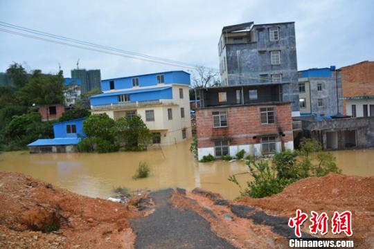 广西防城港一居民楼被水淹 4名老人儿童获救