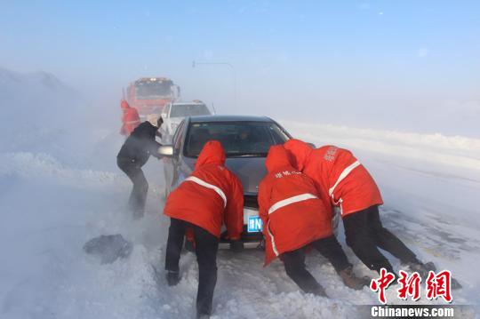 新疆玛依塔斯路段遭9级大风封闭10小时恢复通车