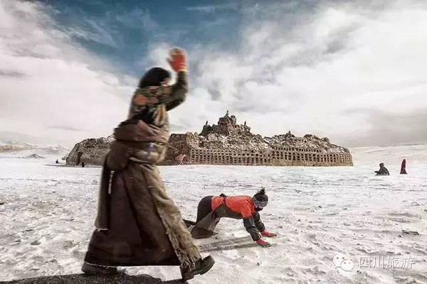 川西大雪中的朝圣者,太震撼了!
