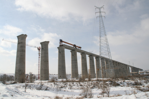 内蒙古东乌包西联络线最长特大桥顺利架通