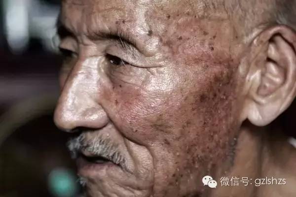 小女孩嫌爷爷爸爸太寒酸叫他滚开,穿着游戏后男生女生洗澡知道图片