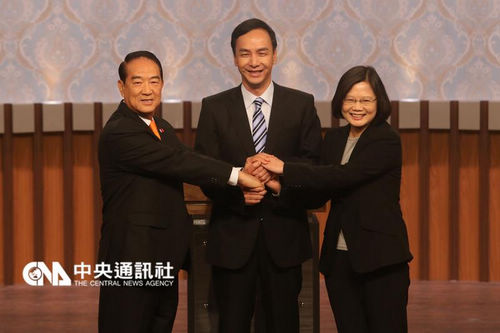 朱立伦（中）、蔡英文（右）、宋楚瑜（左）2015年12月27日出席台湾地区领导人候选人电视辩论会。（台湾“中央社”资料图）