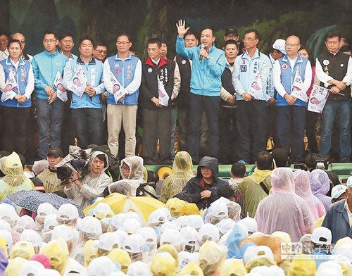 朱立伦（中排右四）1月3日到台湾高雄凤山参加庙会嘉年华造势活动，吸引民众雨中力挺。（台湾中时电子报资料图）