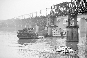 运沙船撞击湘潭铁路桥墩 造成途经列车晚点(图)