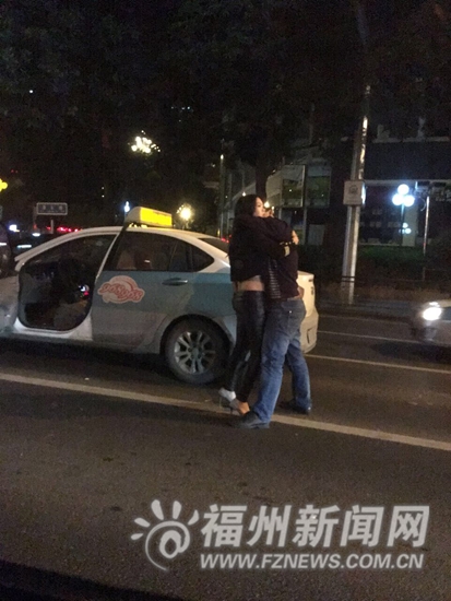 的哥将车停路中央搂抱女子 疑似在调情(图)