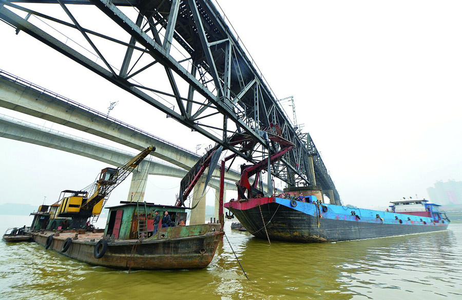 湘江运砂船撞上铁路桥 沪昆铁路往昆明方向封锁(图)