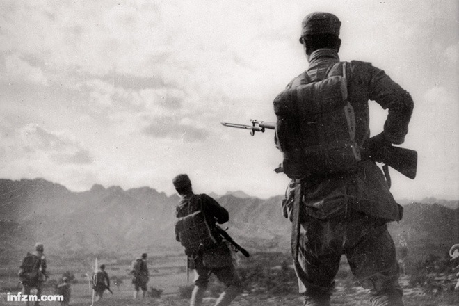 1940年冬,八路军战士在北岳区反扫荡战斗中. 沙飞/图