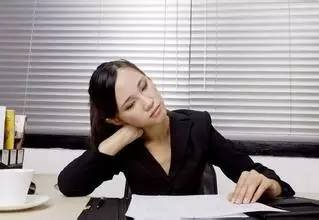 低头族!为了健康请抬起你们的头!