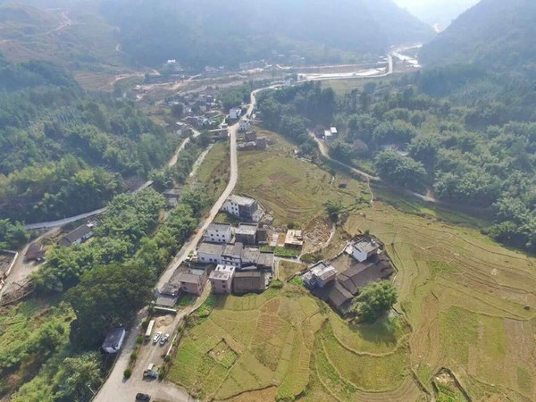 我们住的石径村,近年来,寨岗搞水电,搞旅游,这里步入了小康,农家乐