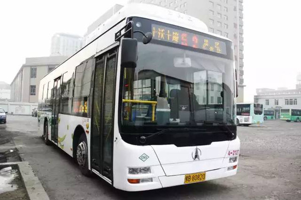 52路新能源混合动力公交车