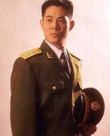 还记得90年代李连杰主演的《中南海保镖》嘛?穿上军装简直是浩然正气!