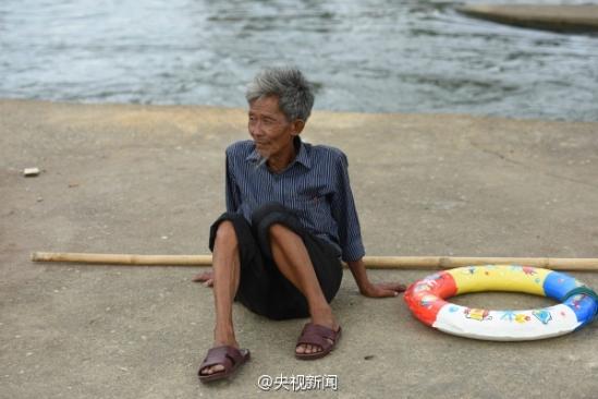 每天魏文贤吃过午饭就往万泉河大坝赶,去给游泳者安全提示,危急时刻