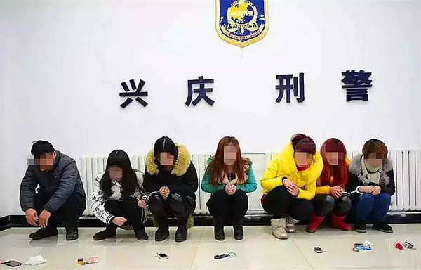 【现场】银川卖淫女子大白天站街拉客,毫无顾忌!12人被拘留!