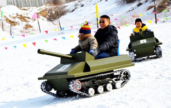 宁夏西夏风情园引进雪地坦克 游客体验对战刺激