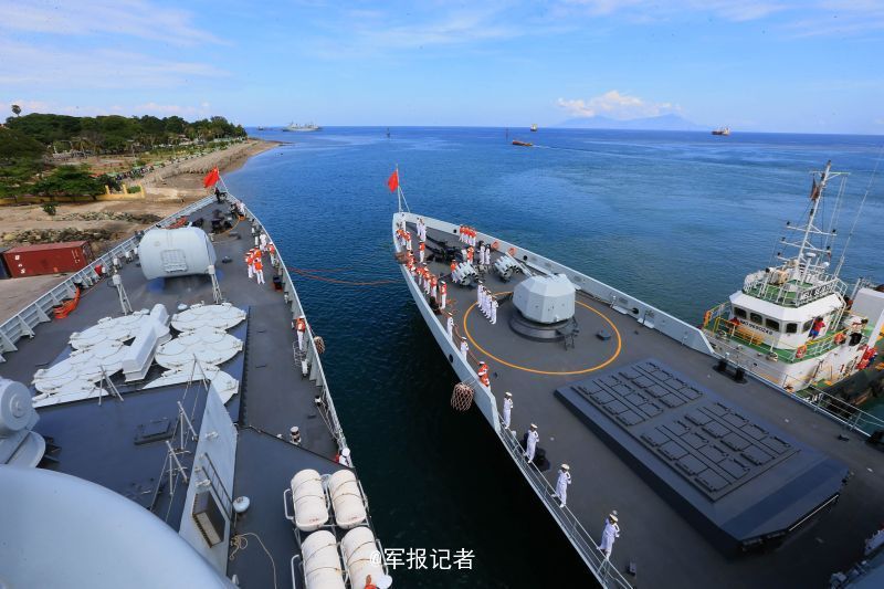 当地时间16日上午,正在执行环球访问任务的中国海军152舰艇编队抵达