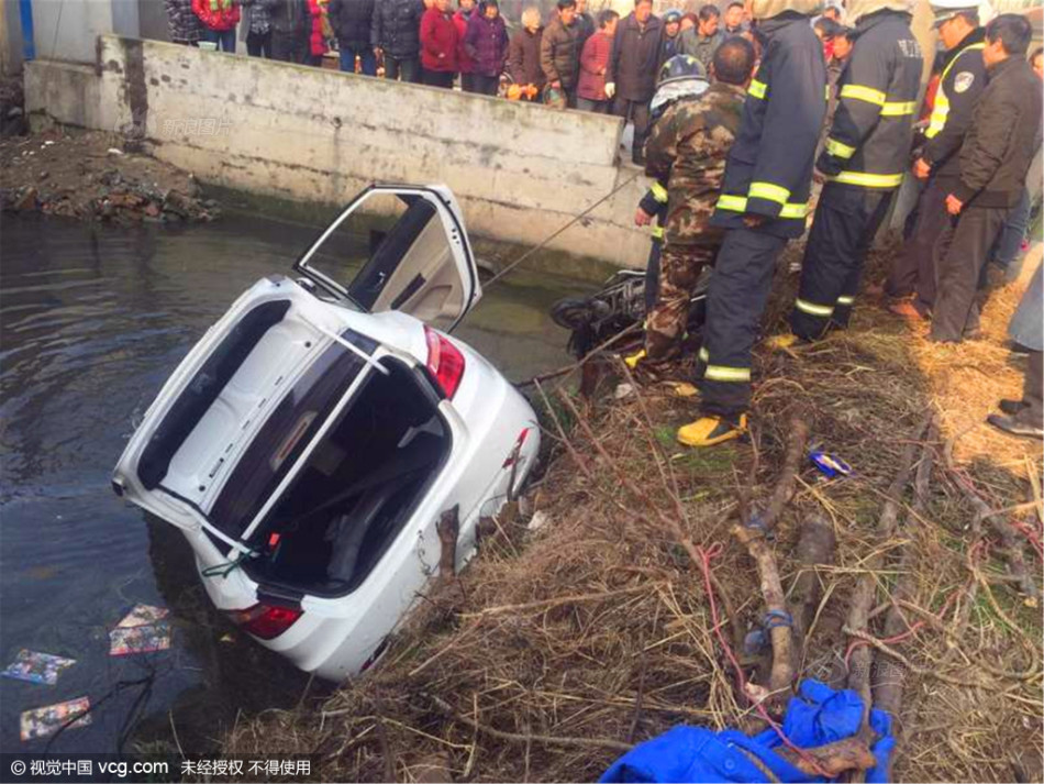 轿车翻入河中 两人身亡(组图)