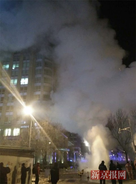 北京长安街热力水管爆裂 水汽弥漫十几层楼高