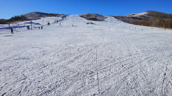 凤凰山滑雪场的滑雪雪道,旁边的娱雪区里还可以滑雪圈.摄影/黄华