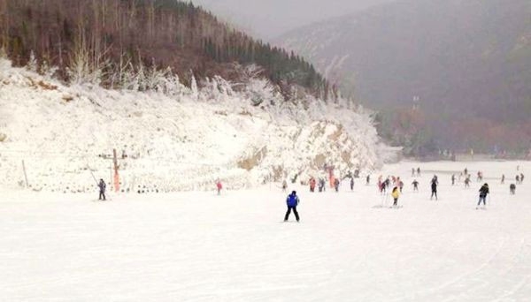 郑州桃花峪滑雪场 郑州桃花峪滑雪滑草场:一般是指郑州桃花峪滑雪场