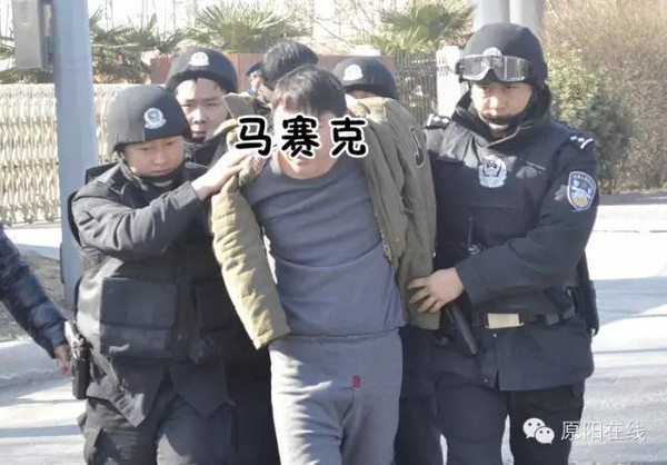 1月17日17时许原阳县发生一起持枪抢劫金店案件,嫌疑人,男,30多岁