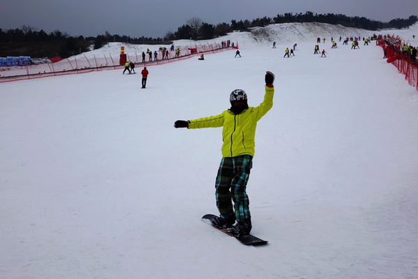 当日,正是周末,来青岛藏马山滑雪场滑雪运动的市民和游客络绎不绝.