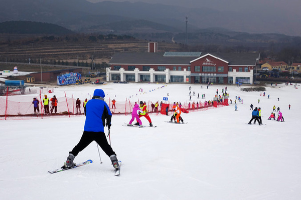 青岛西海岸新区:藏马山滑雪场"动人"不商量